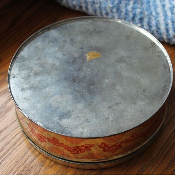 Vintage 1960s **Embossed Collectible Tin** - Picture 4 of 6